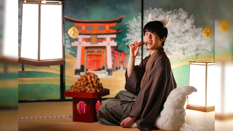 エポック ワン【藤井聡太】特産のネギに囲まれ「勝者の記念撮影」(25.3.10) エポック ワン【藤井聡太】特産のネギに囲まれ「勝者の記念撮影