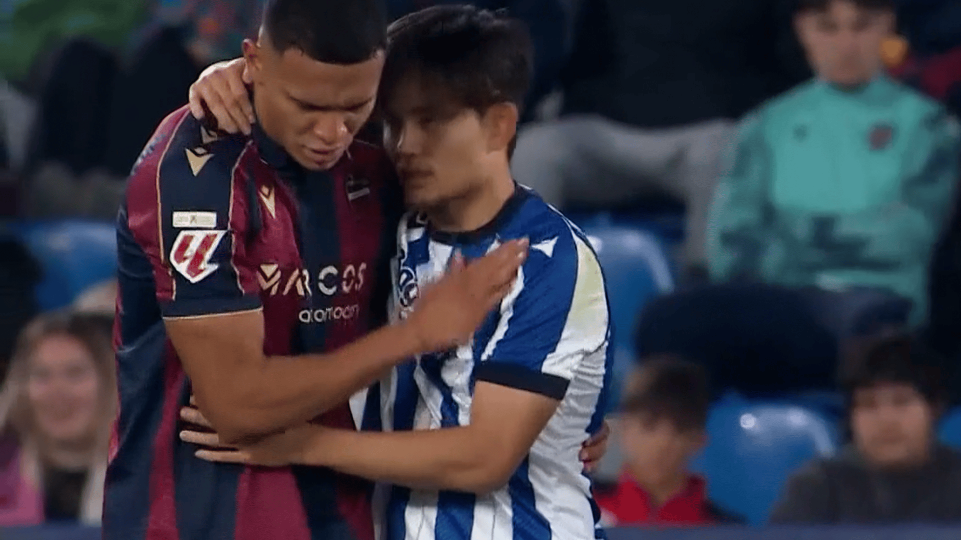 久保建英、ヒートアップする相手選手をなだめる！一触即発の場面を仲裁