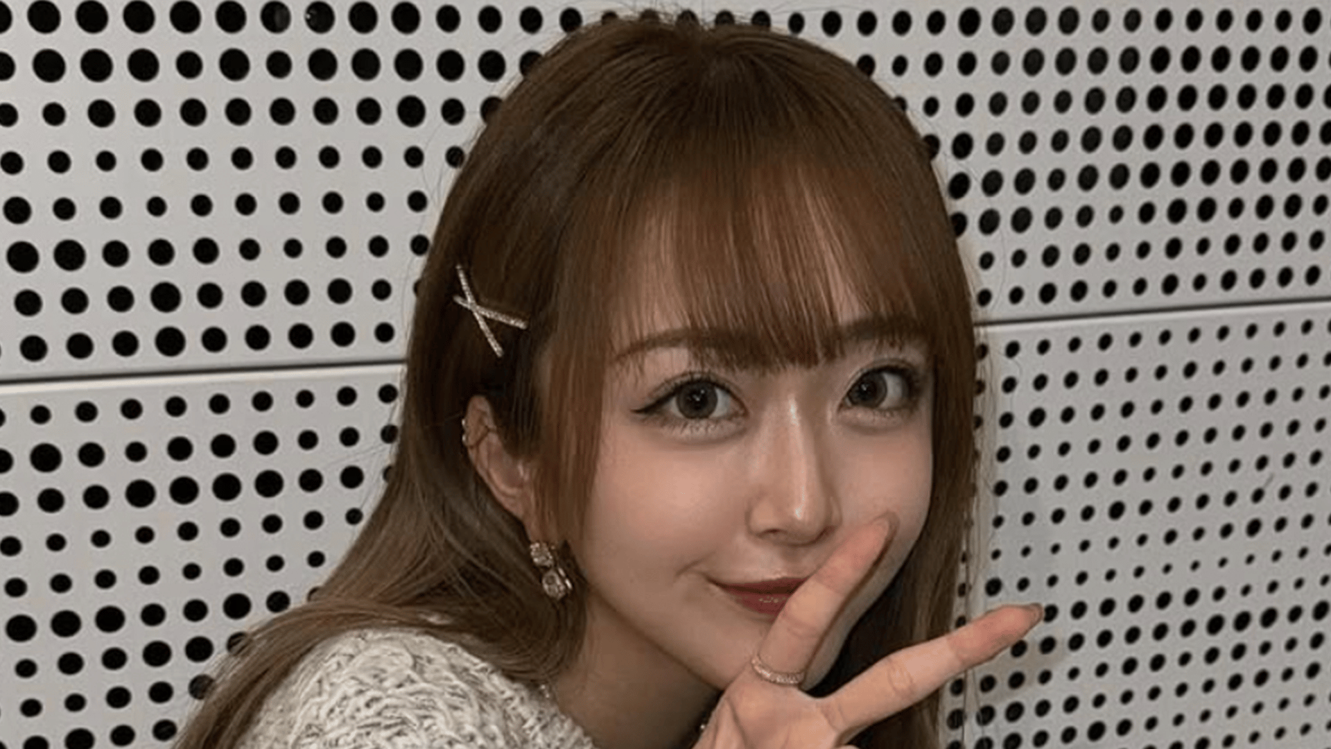 ビキニ姿が話題・みりちゃむ(22)自宅でくつろぐ“3兄妹”を紹介 - ABEMA 