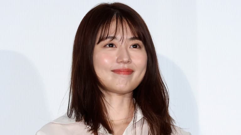 有村架純(32) 顔面ドアップ&肌見せドレス姿のオフショット 有村架純(32) 顔面ドアップ&肌見せドレス姿のオフショット
