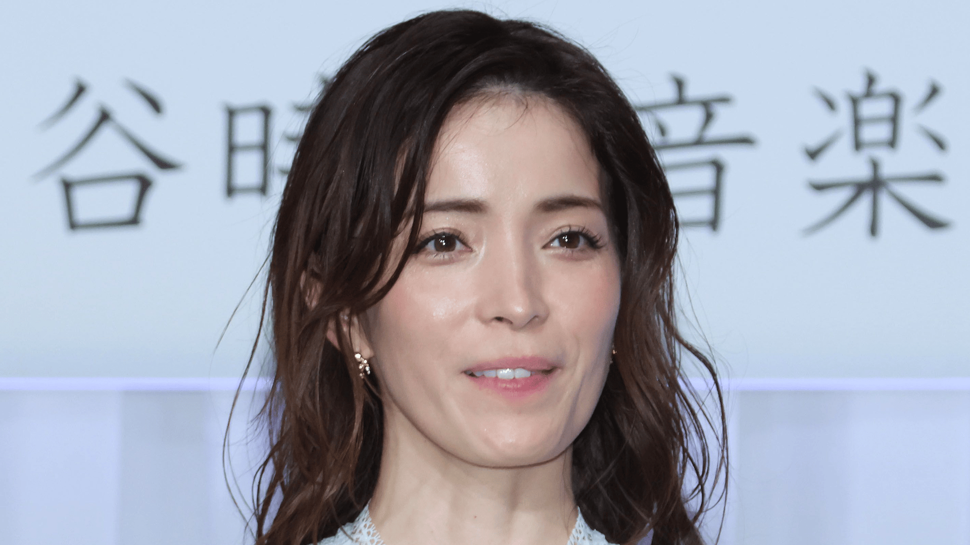 知念里奈(44)“身長190センチでバレエダンサー”19歳長男の最新ショット