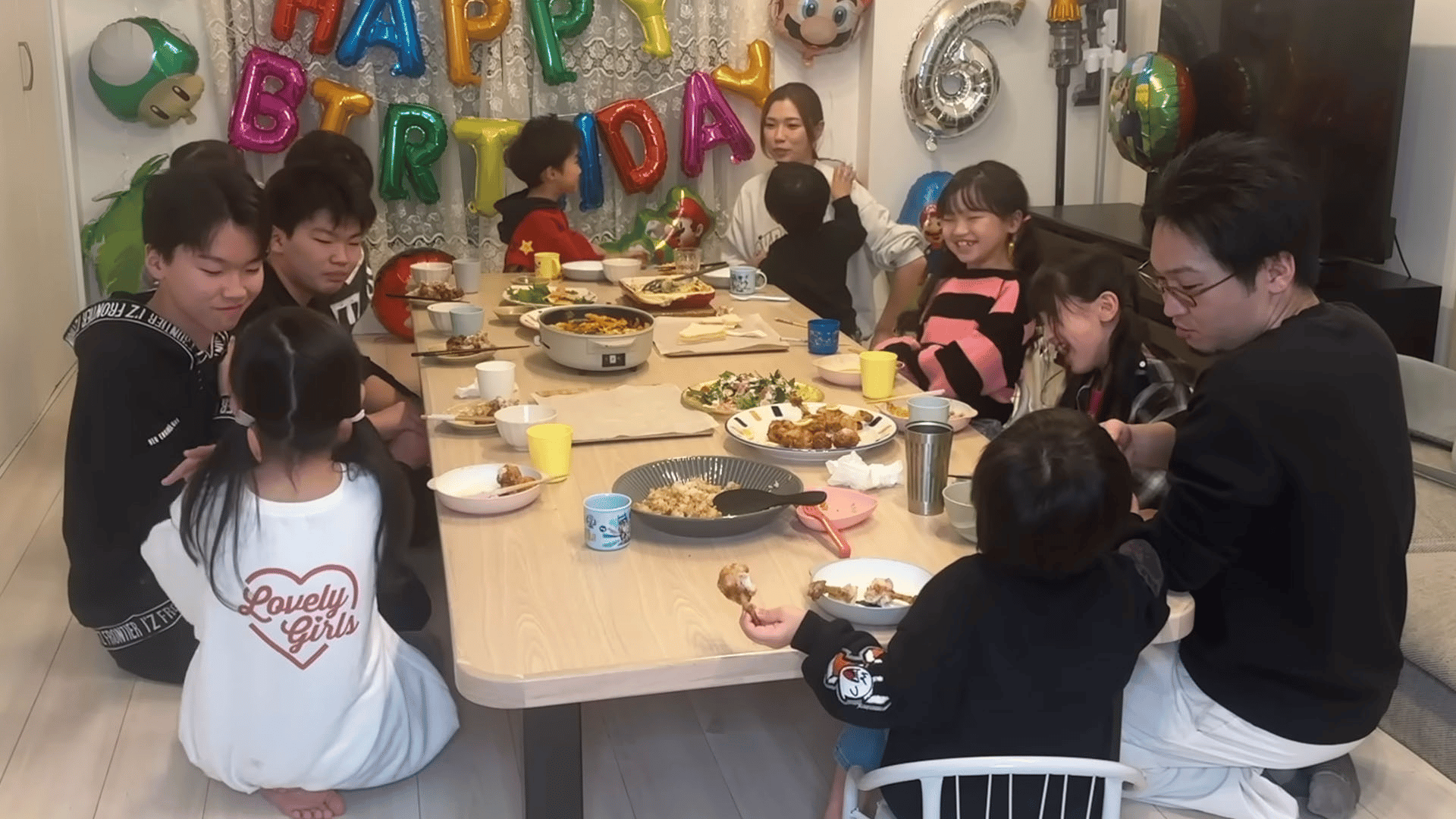 11人目を出産した大家族ママ(33) 四男の誕生日会の品数豊富な手料理やキッチンに反響「コンロがものすごく綺麗」