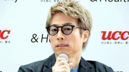 田村淳(51) 約1400万円の愛車「テスラ・モデルX」を公開「綺麗すぎて驚きです」「翼みたいにあがるドアカッコ良い」