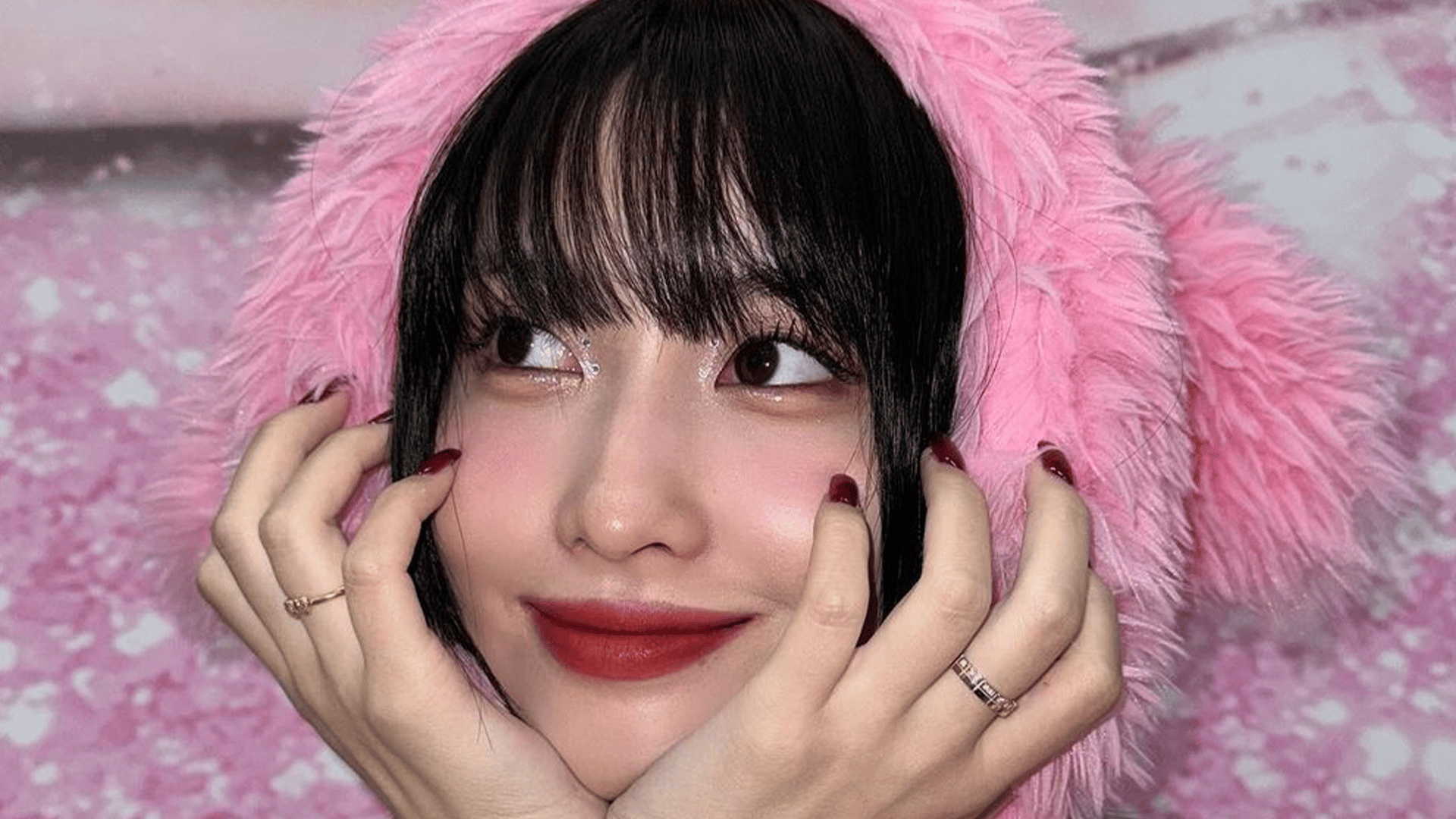 水着姿が話題・TWICE・MOMO(28) “おへそチラ見え”ミニスカタンクトップ