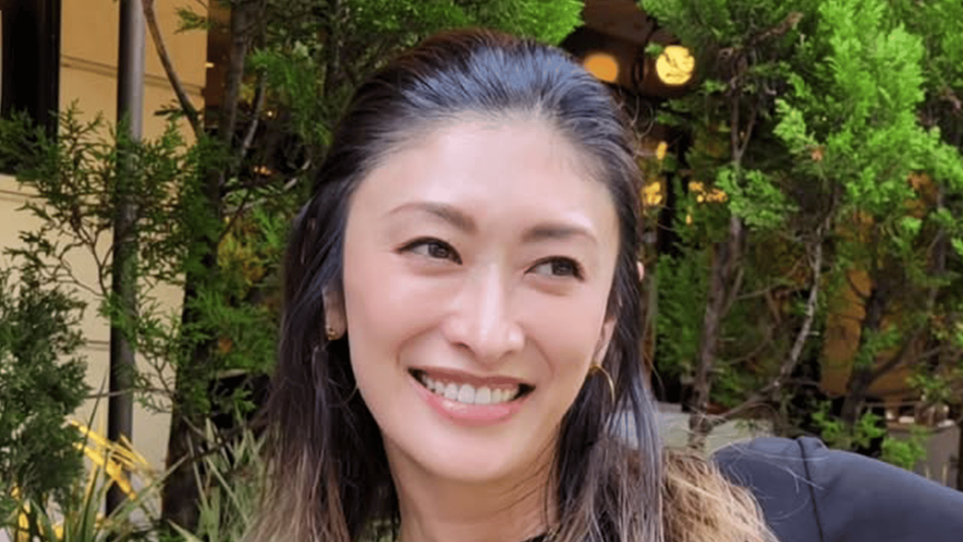 高級ホテル並み”豪邸が話題・山田優(40)自宅キッチンで料理の仕込み