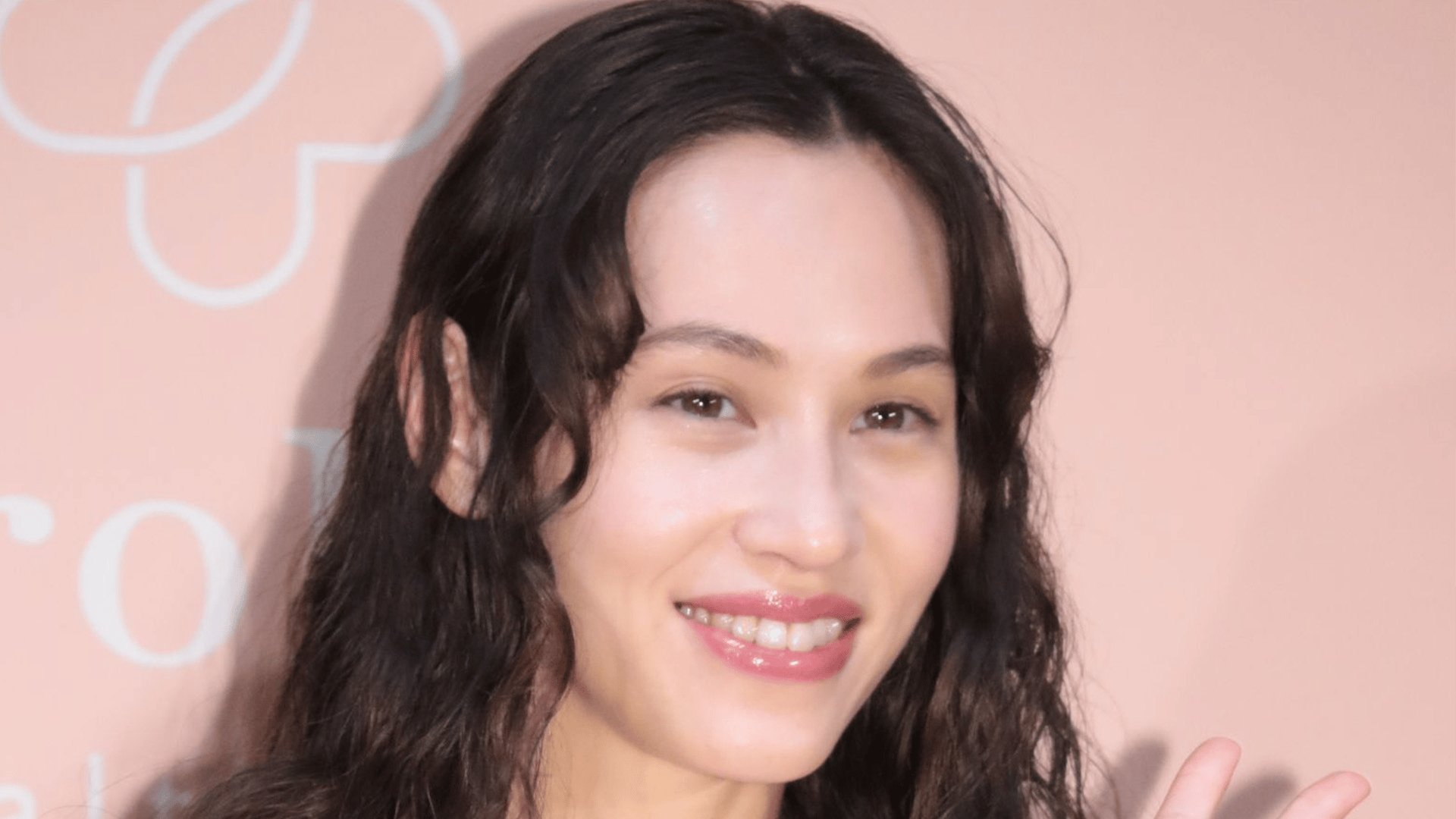 水原希子(34)スタイル際立つひもビキニ姿を披露 - ABEMAエンタメ