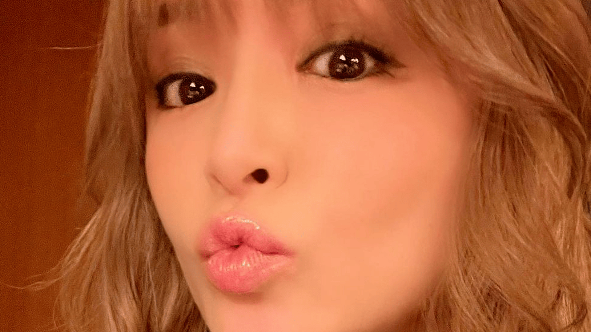 20代に見える”と話題・浜崎あゆみ(46)背中のタトゥーが見えるタンク