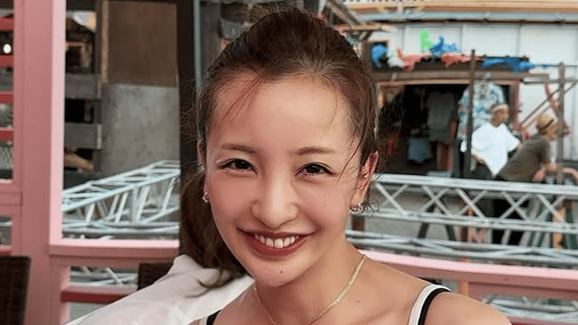 愛妻料理が話題”板野友美(34) 引き締まったウエストあらわな私服