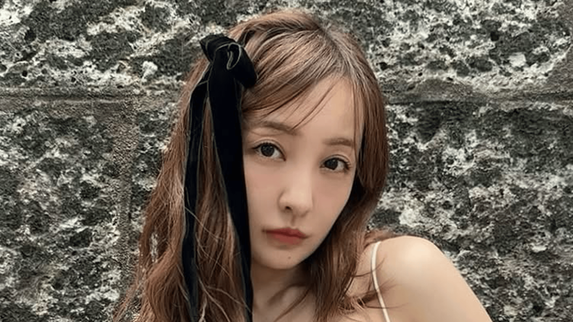 ホテルみたいな豪邸”新居が話題の板野友美(34) 肩&デコルテ