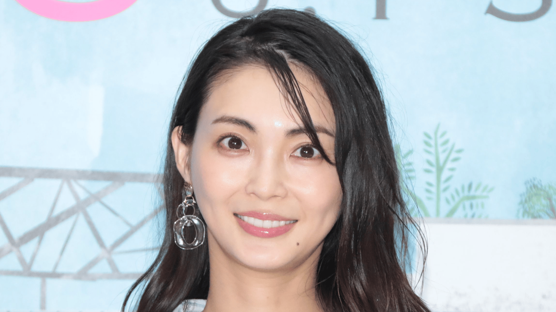 ABEMAエンタメ - “水着姿が話題”押切もえ(45) 家族でぶどう狩り