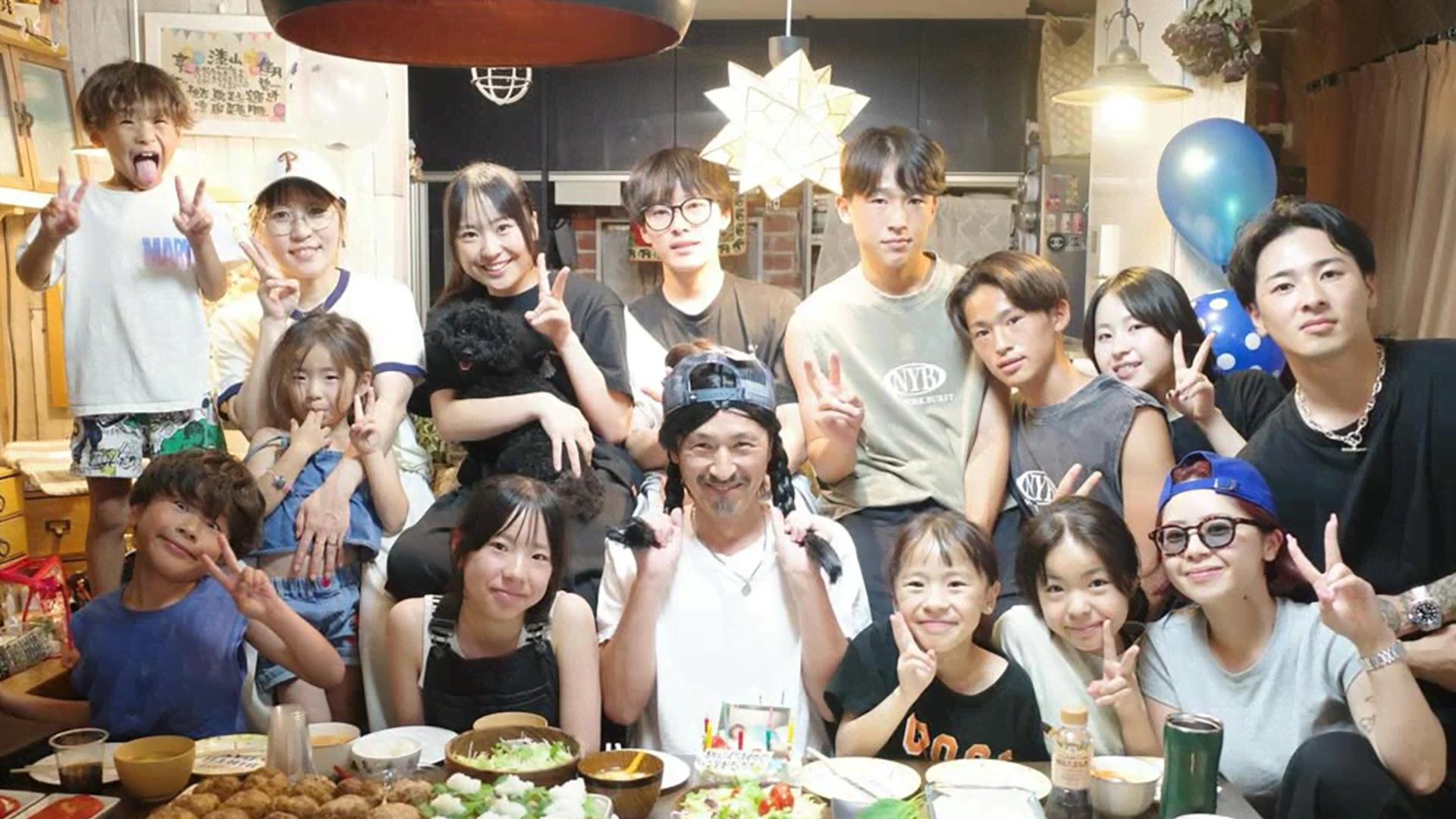 50個のハンバーグが並ぶ食卓が話題 15人大家族「うるしやま家