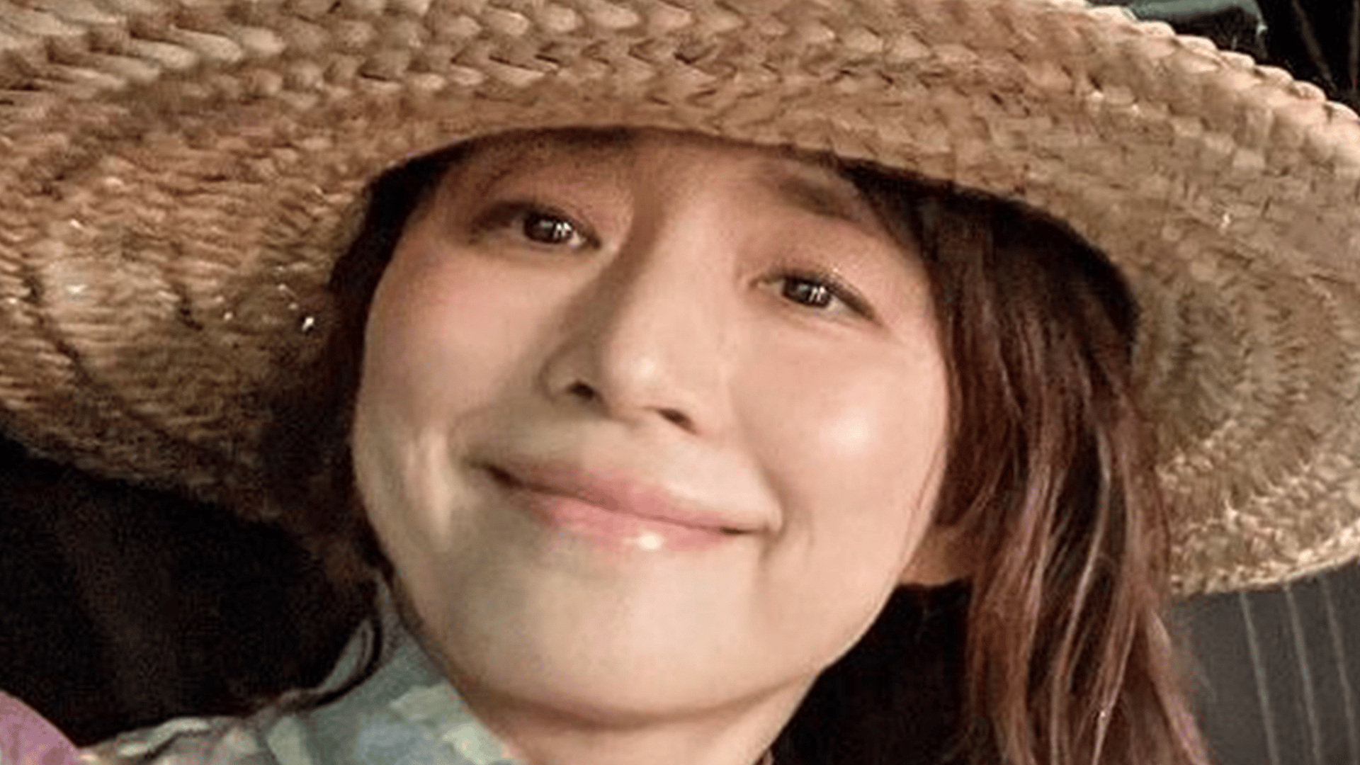 【N★】くすみグリーンのオーバーダイ　　石田ゆり子さんNo.530 石田ゆり子(56)インテリアや無造作に置かれた履物などが写る生活感