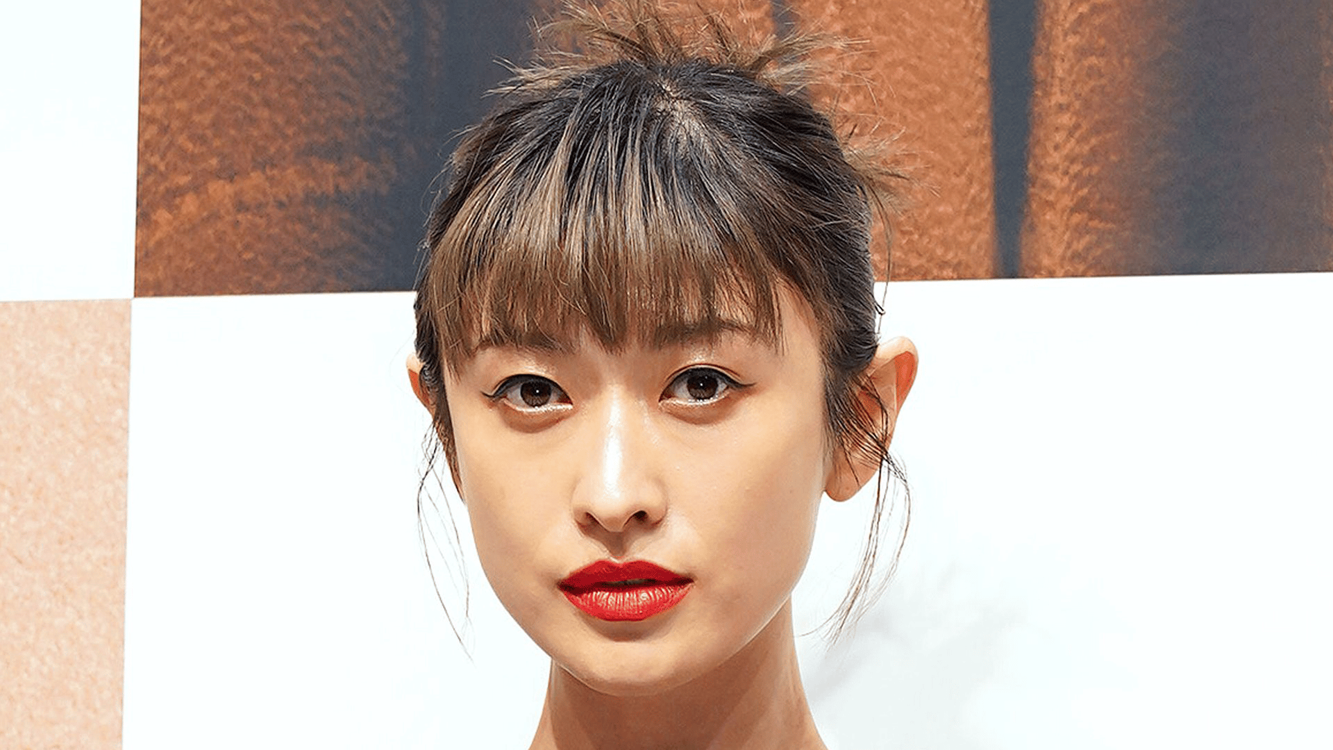 ホテルみたいな豪邸が話題”山田優(41)プラダ×セットアップのモノトーン