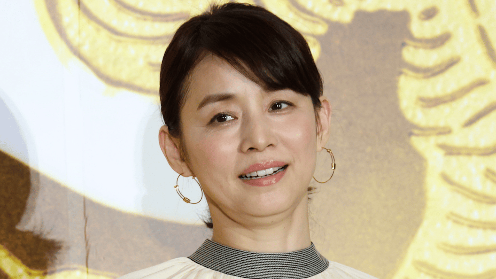 本当にしあわせよ」石田ゆり子(56)生活感あふれる自宅でくつろぐ“家族
