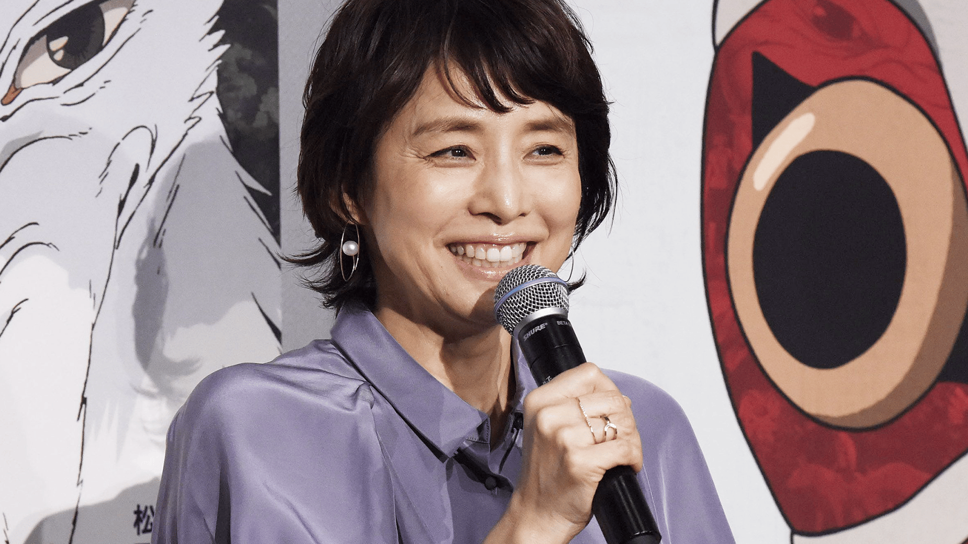 生活感あふれる自宅が話題・石田ゆり子(56) リビングでくつろぐ