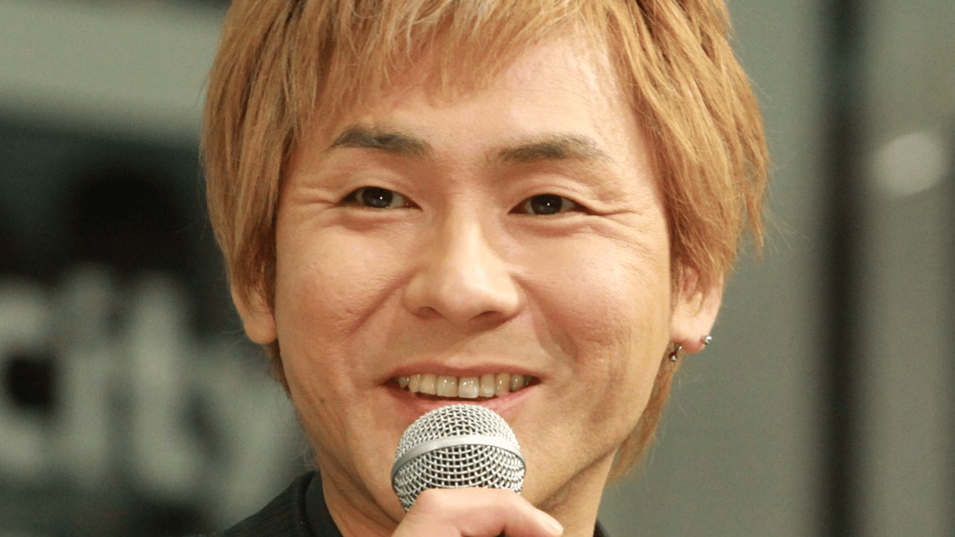 ヒロシ(54)DIYした“ホテルみたい”な自宅でくつろぐ「かわいこちゃん