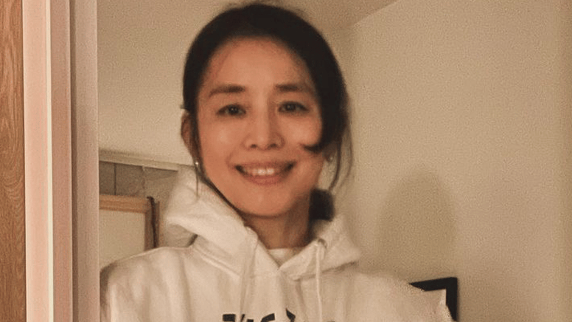石田ゆり子(56) 生活感あふれる自宅での様子に反響「なーに この