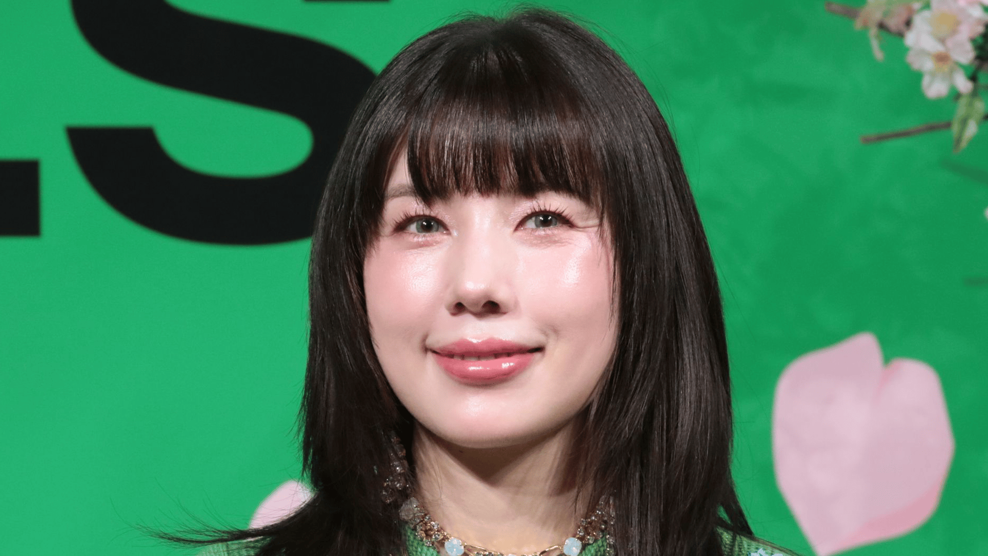 ピンクのビキニ姿が話題”仲里依紗(36) ベッドでの無防備ショットに反響 