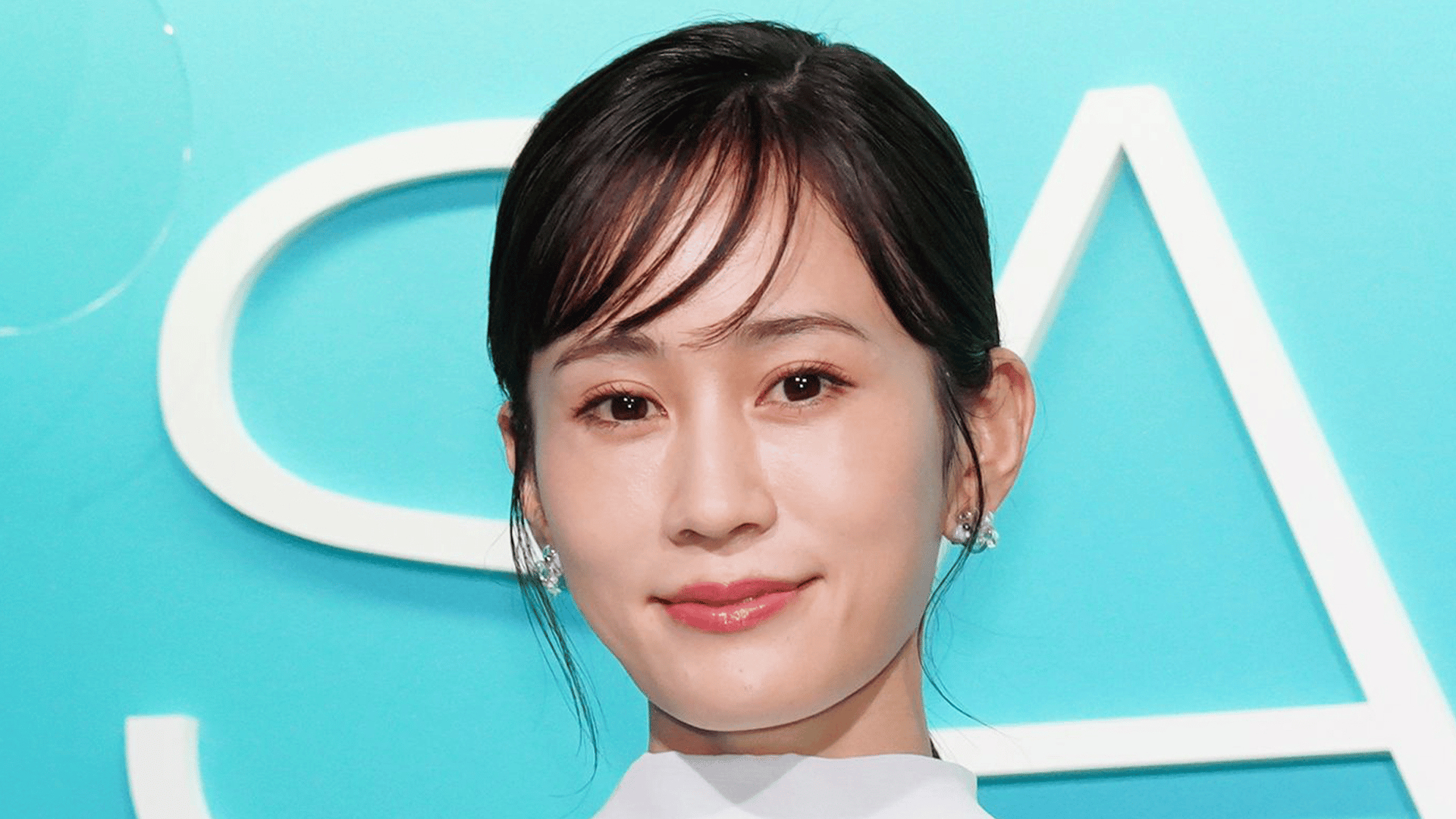 “過去最大露出”前田敦子(34) ギリギリを攻めた写真集が話題に！「サイコーの写真集」「めちゃくちゃ綺麗」