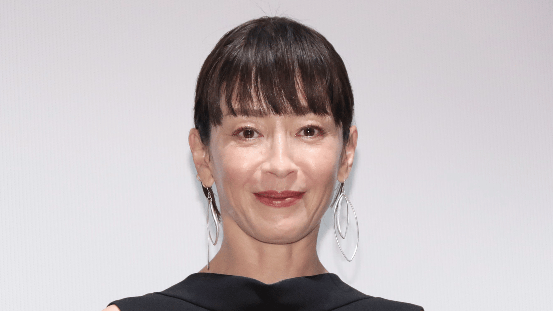 森田剛(47)の妻・宮沢りえ(52) 肩ひもが落ちた色気あふれるドレス姿に様々な声「美しい」「だらしなく見えるなぁ」