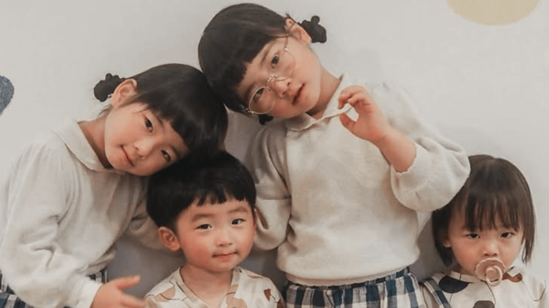 双子を2度出産”ダブル双子の母 子ども4人を連れて水族館へ - ABEMA