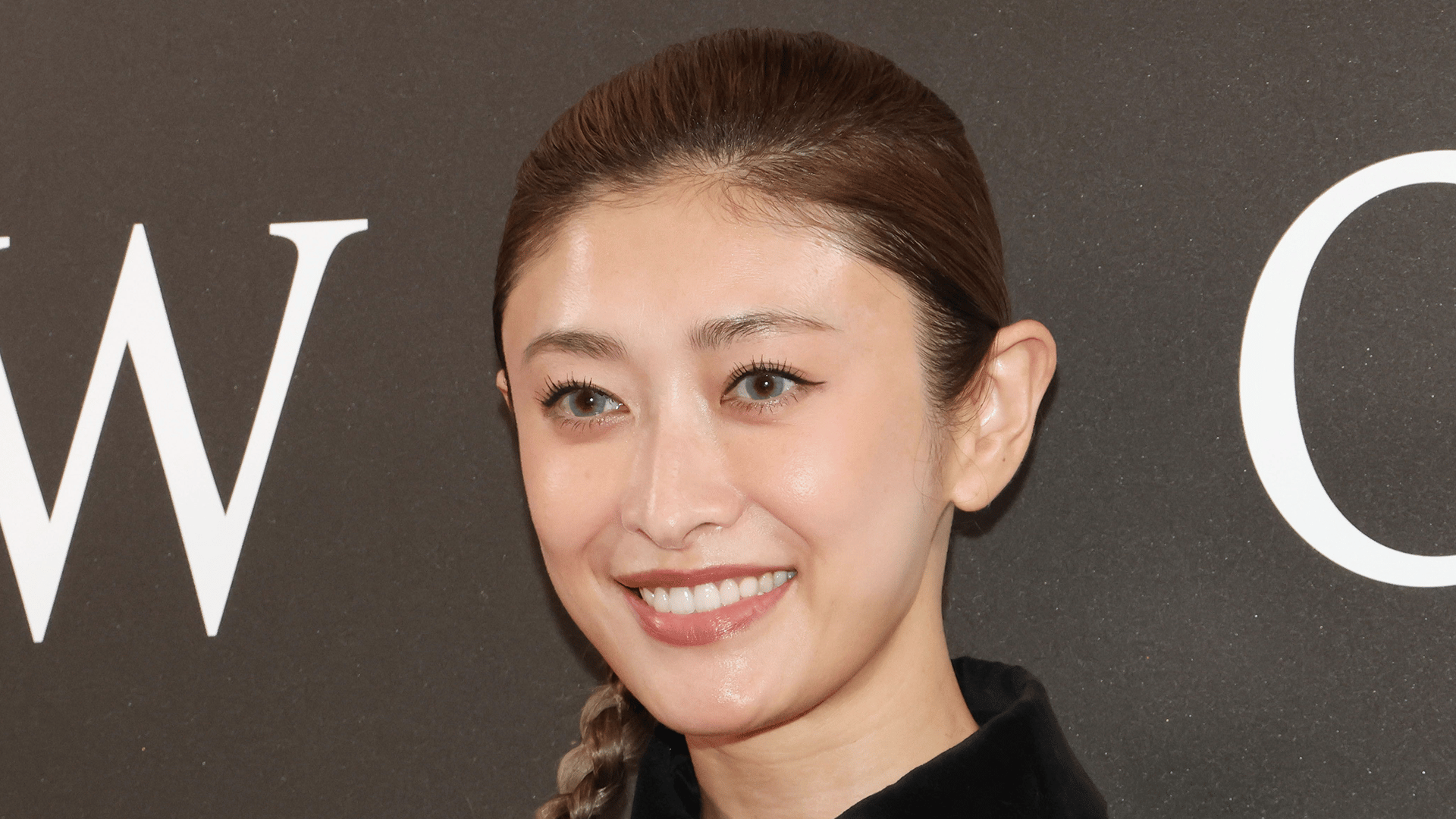 ホテルみたいな豪邸が話題”山田優(41)自宅キッチンでの料理動画