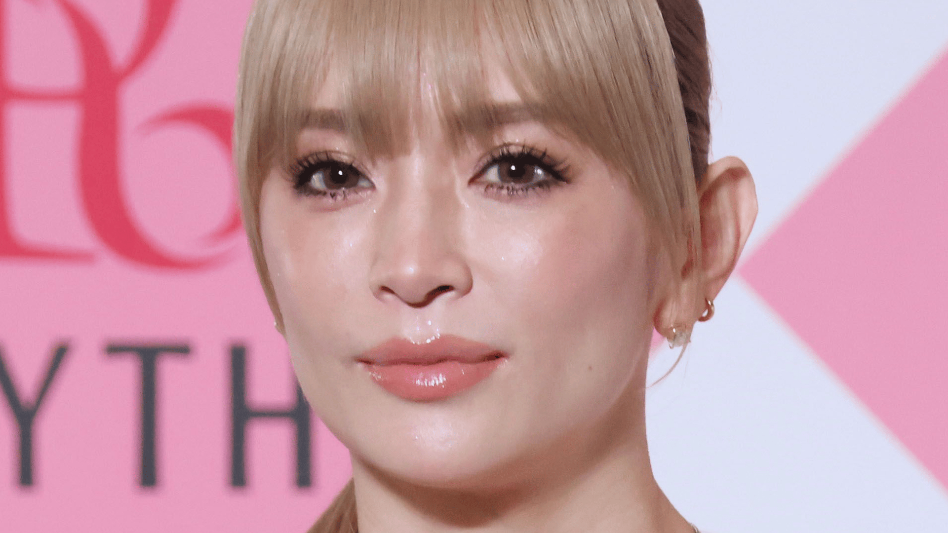 20代に見えるな」リハ風景が話題・浜崎あゆみ(47)“お団子ヘア”姿に絶賛