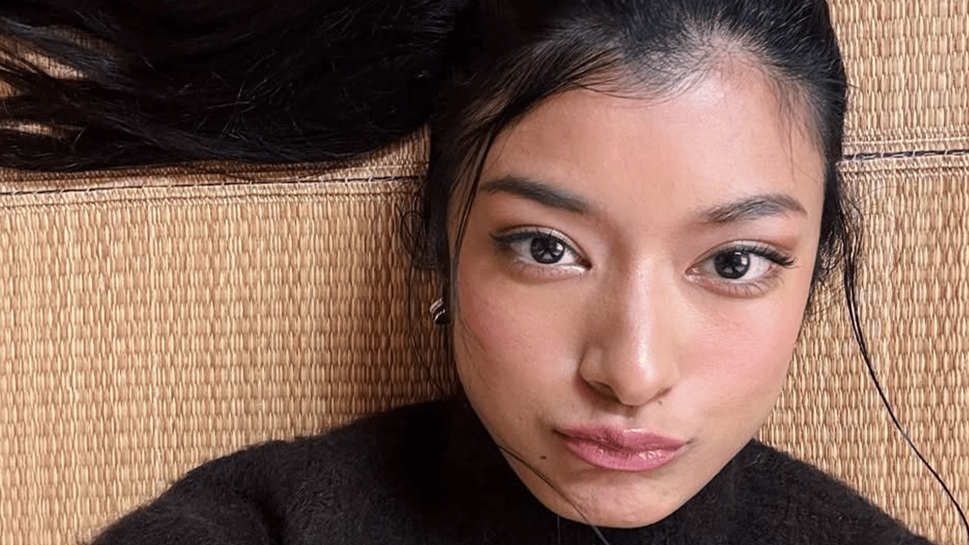 ローラ(36)千葉の海で黒ビキニ姿を披露し「超サービスショット」「内臓