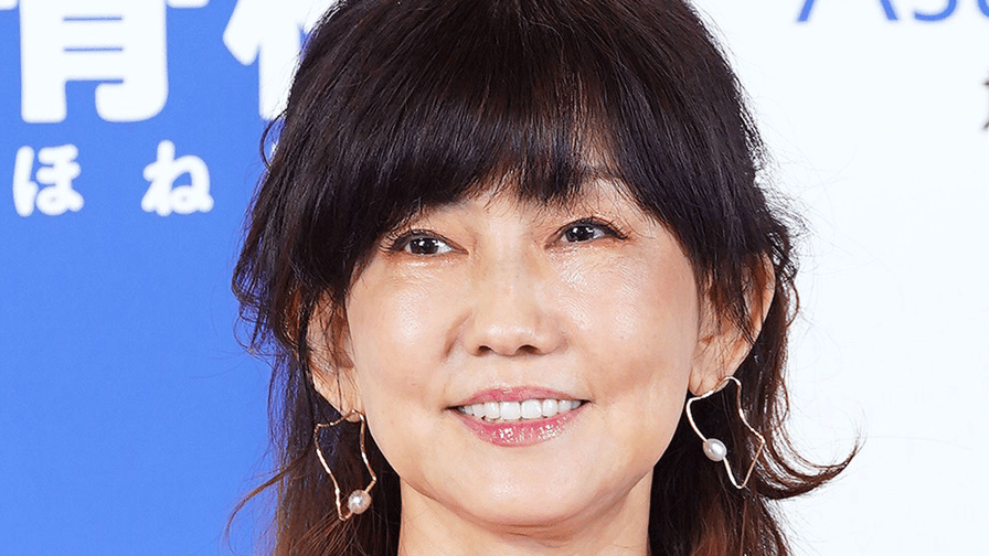 ABEMAエンタメ - 松本伊代(58)夫・ヒロミ(58)を隠し撮り おしどり夫婦の仲むつまじい2ショット