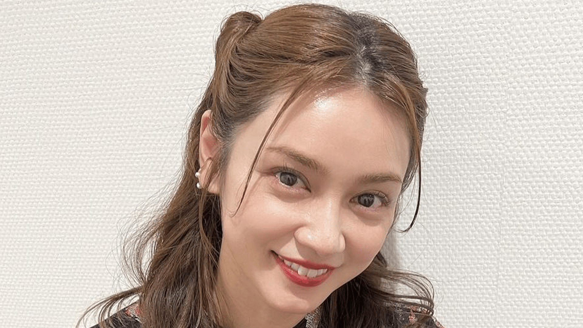 女優 タレント 平愛梨 直筆サイン色紙 長友佑都 平愛梨、長友佑都とお揃いヘアカラーでスタンドから熱視線！柴崎