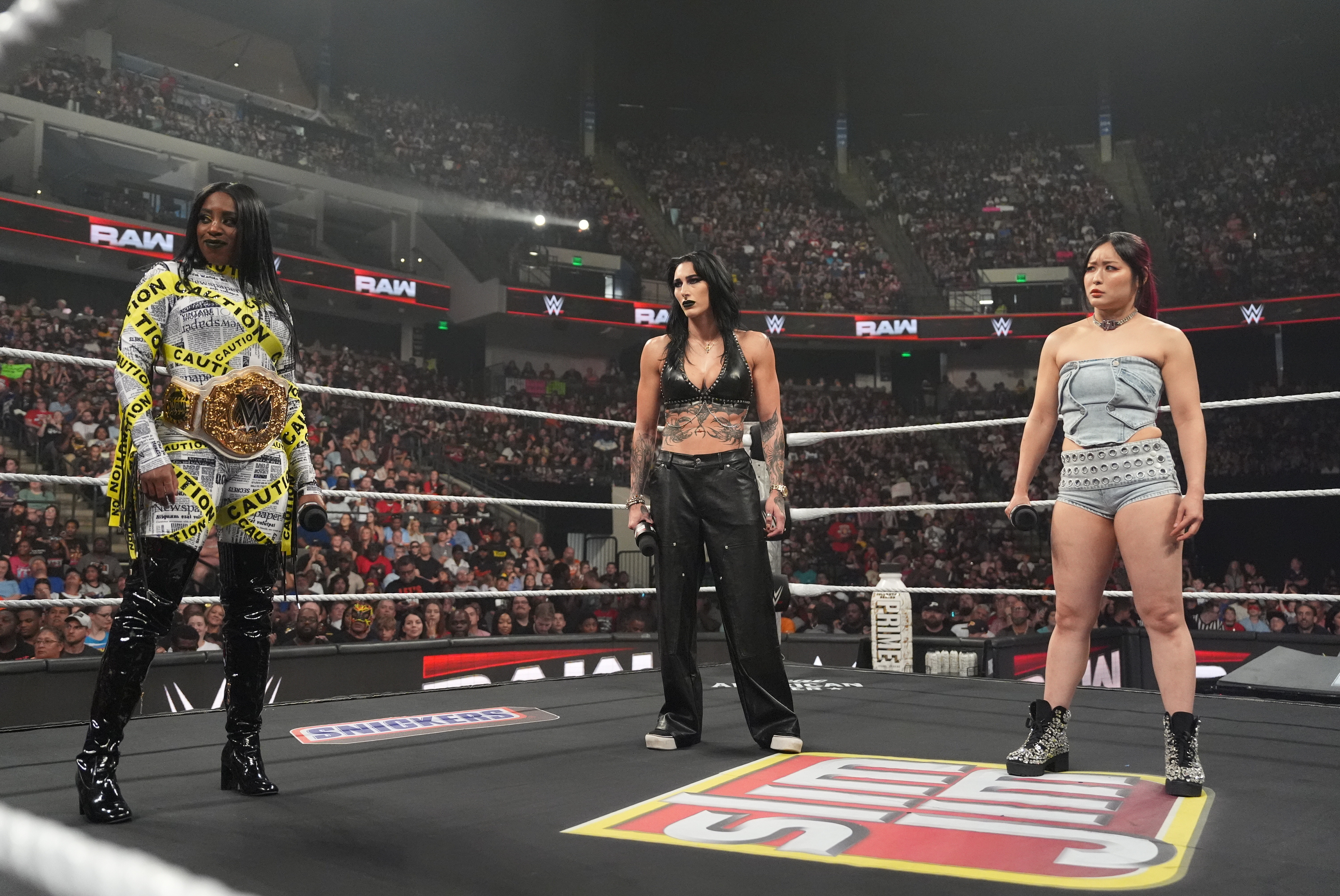 女子トリプルスレット戦 イヨ・スカイ vs リア・リプリー vs ナオミ