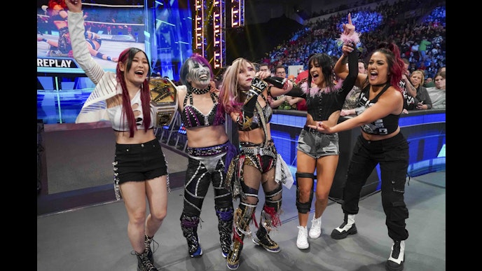 WWE SMACKDOWN | 2025 イヨ・スカイ、大勝負前夜の大混戦を制す!