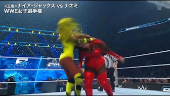 「えっぐ…」"大女"レスラーが空中で頭突き! ファンも"ドン引き"の頭突き