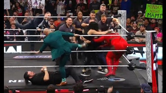 「背中のファスナーが…」女子レスラー、大乱闘で"ばっくり" あわやのハプニング