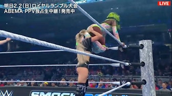 「めっちゃ拭いてるw」"お尻攻撃"をくらった女子レスラーが悶絶