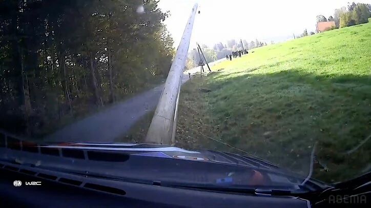 トヨタの世界8冠ラリー王者が“絶叫” 電柱直撃クラッシュで「NO！」 快走が暗転…リタイアの大波乱シーン WRC