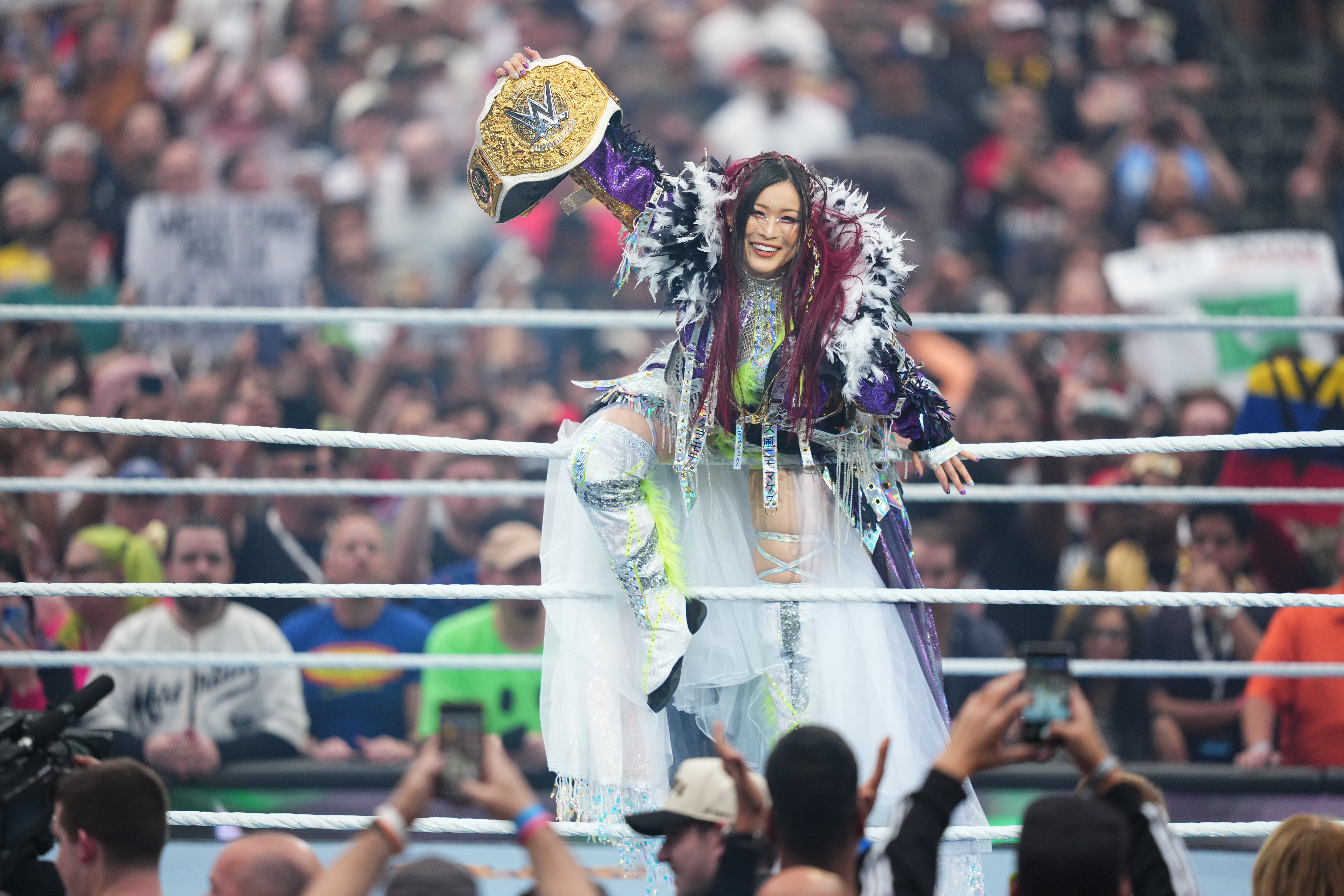 WWE SMACKDOWN | 2025 イヨ・スカイ、大勝負前夜の大混戦を制す!さあレッスルマニアで運命の防衛戦